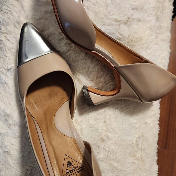 John Fluevog Shoes - Beige/ silver Fluevog elegant shoes / US size 6.5 glossy leather /made in Peru
